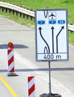 Hinweisschild auf der A7 Richtung Norden vor dem Autobahndreieck Nordwest