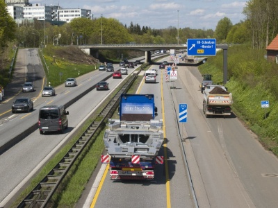 Die A7-Ausfahrt in Schnelsen. Die linke Fahrspur Richtung Norden befindet sich auf der Gegenfahrbahn, die Ausfahrt ist wegen des Mittelstreifens nicht zu erreichen.