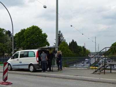Ein NDR Übertragungswagen auf der A7 Brücke des Wördemanns Wegs in Stellingen