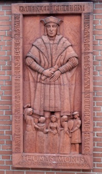 Relief des St. Thomas Morus im Pfarrgarten.