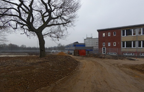 Baustelleneinfahrt zu den neuen Sportplätzen in der Vogt Kölln Straße.