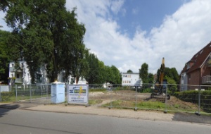 Im Juli 2016 war nur noch ein leeres Grundstück mit einem Loch anstelle des alten Gemeindehauses zu sehen.