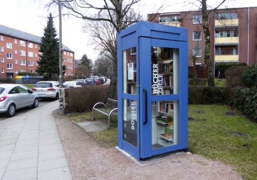 Die neue blaue Bücherzelle an der Ernst Horn Straße Ecke Nieland.