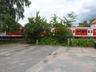 Der ehemalige Bahnübergang vom Försterweg aus gesehen.