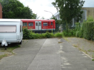 Der ehemalige Bahnübergang von der Gutenbergstraße aus gesehen.