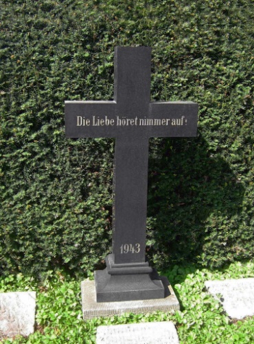 Kreuz auf dem Stellinger Friedhof zum Gedenken an die Stellinger Opfer von 1943