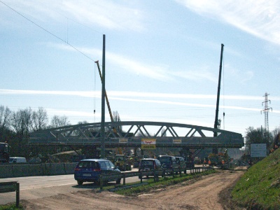 Die neue Brücke der Güterumgehungsbahn auf der Autobahn vor dem Einbau