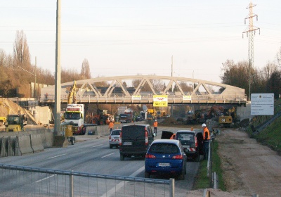 Die neue Brücke der Güterumgehungsbahn befindet sich an ihrem vorgesehenen Platz über der A7