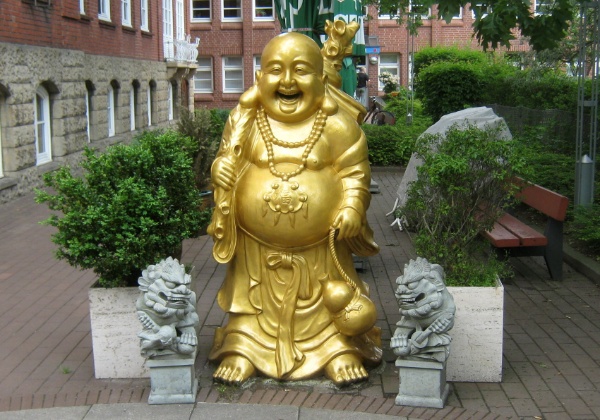 Buddha in Stellingen neben dem Stellinger Rathaus