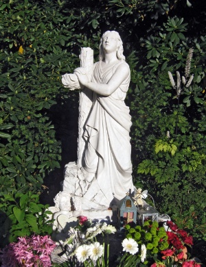 Engel, welcher beim Urnenfeld der anonyme begrabenen auf dem neuen Teil des Stellinger Friedhofs steht.