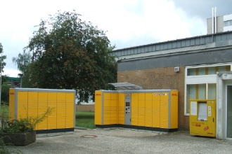 Die Packstation vor dem ehemaligen Postamt Stellingen