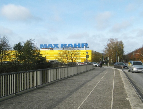 Der Max Bahr Baumarkt an der A7-Ausfahrt Stellingen