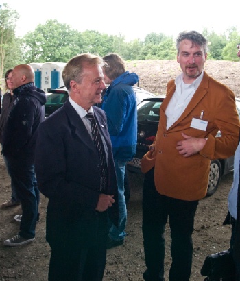 Der Baustellenkoordinator Gerhard Fuchs mit DEGES-Mitarbeitern