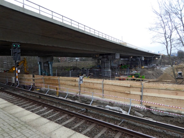 Der Blick vom Stellinger S-Bahnhof unter der Langenfelder Brücke in Richtung Binsbarg und Rohlfsweg. Bei Arbeiten über den Gleisen muss wegen der Gefahr der Bahnverkehr darunter unterbrochen werden.
