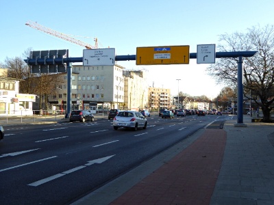 Die neu umgebaute Kreuzung Kieler Straße/Sportplatzring mit der neuen Schilderbrücke.