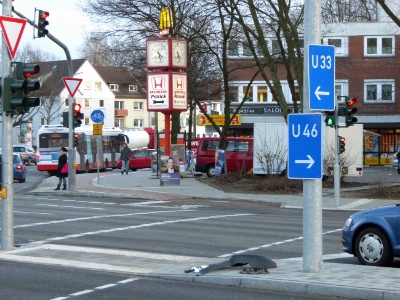 Die neue Kreuzung Kieler Straße/Sportplatzring mit den Resten des ersten Unfalls im Januar 2015.