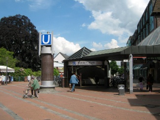 Der U-Bahnhof Niendorf Markt in der Mitte der Fußgängerzone Tibarg