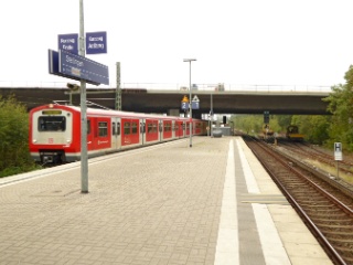 S-Bahnhof Stellingen mit der Langenfelder Brücke der A7