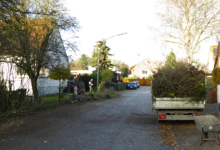 November 2014, vor den Grundstücken werden letzten Hecken für den breiteren Birkhahnweg beseitigt.